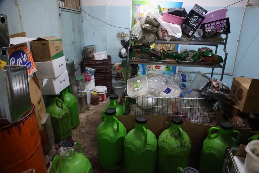 İnsan sağlığını ayaklar altına alan işletme! Yerlerde ölü fareler bulundu,   tarihi geçmiş ürünler tespit edildi 4